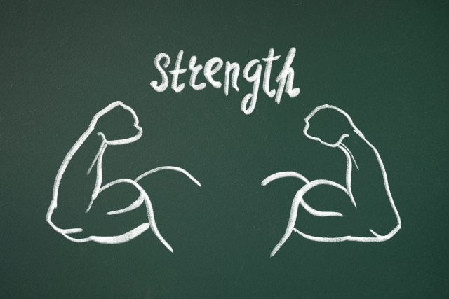 チョークでかかれたボディービルダーと「strength」