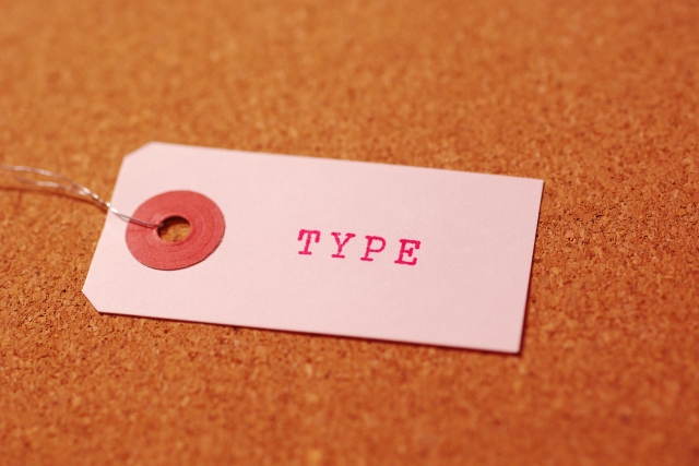 コルクボード上の荷札