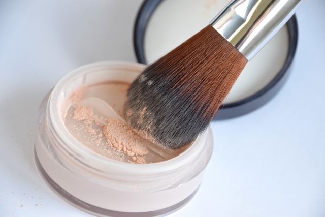 フェースパウダーとフェースブラシ