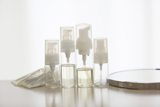 スポイトから滴る美容液