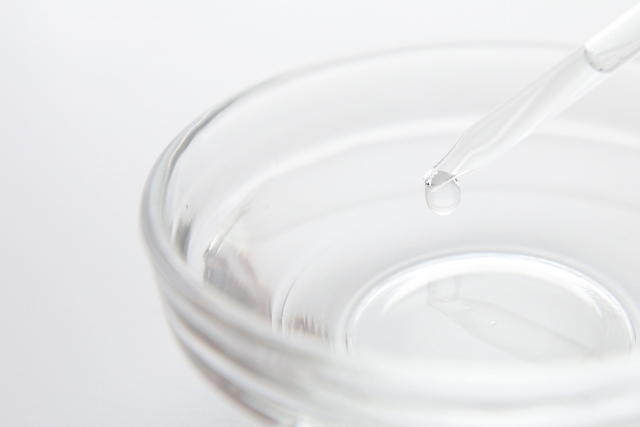 スポイトから滴る美容液