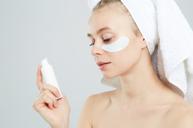 目元のパックをする女性