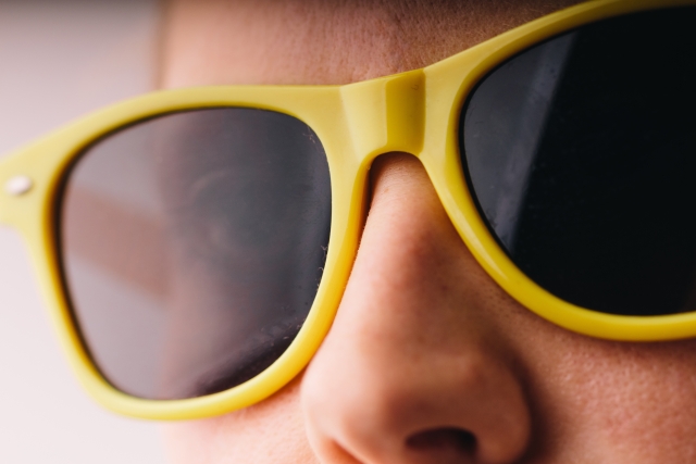 黄色いサングラスをかける人