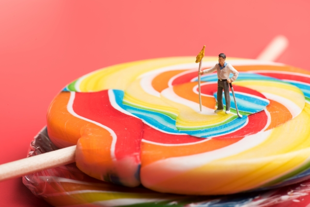 キャンディの上でゴルフに興じる人物のミニチュア