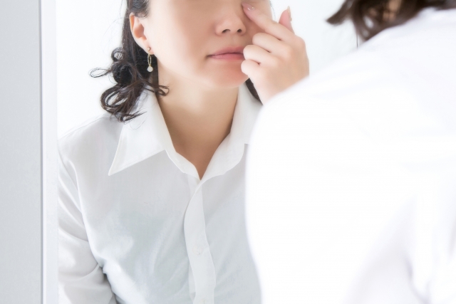 目の下を気にする女性（困る）