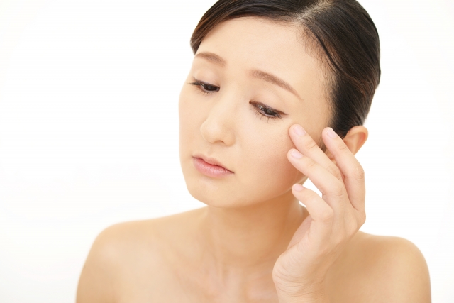 顔のしわを気にする女性