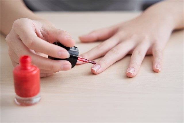 マニキュアを塗る