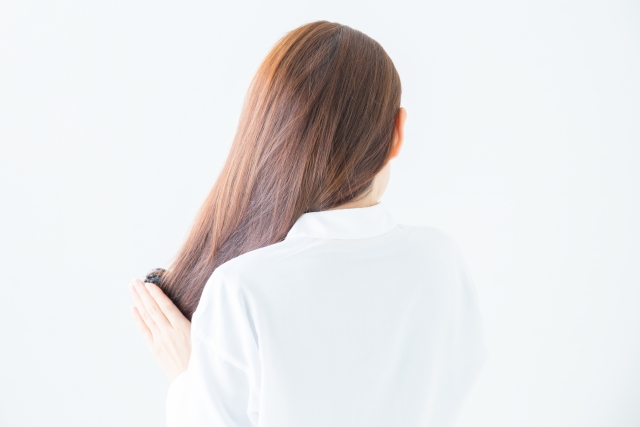 髪をくしでとかす女性